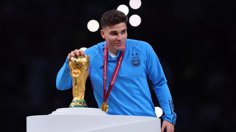 Ở tuổi 23, cầu thủ Julian Alvarez đã gặt hái được tất cả danh hiệu cao quý Ở tuổi 23, cầu thủ Julian Alvarez đã gặt hái được tất cả danh hiệu cao quý